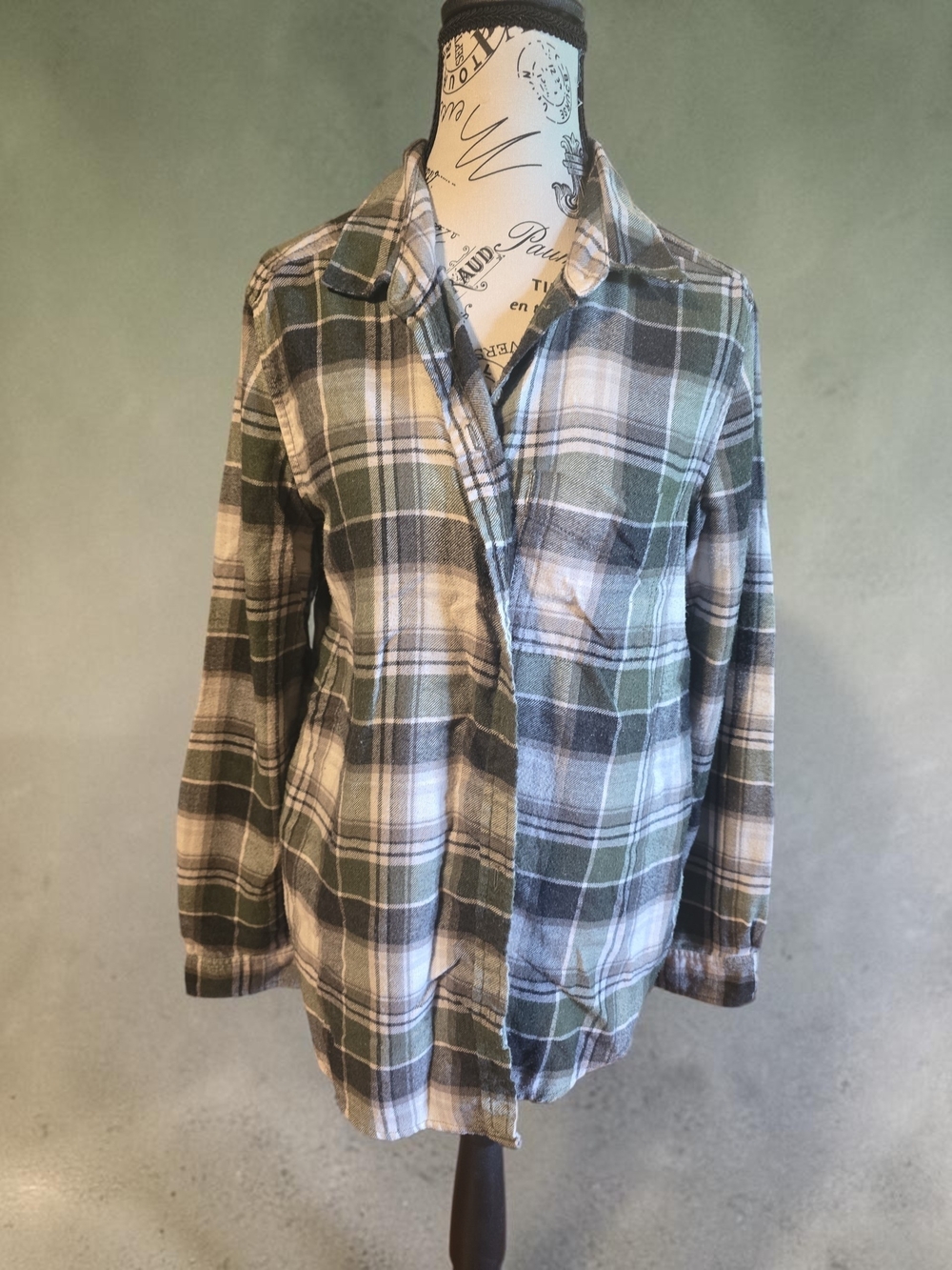 American Eagle Outfitters Green and White Plaid Long Sleeve Tee